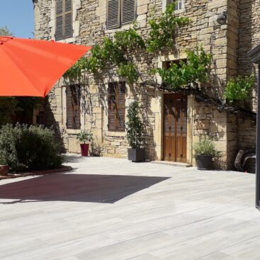 terrasse grès cérame effet bois gris pose sur plots façade pierre Acti Sud Paysage paysagiste Dijon