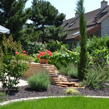 jardin méditerrannéen muret pierres sèches massif pouzzolane cyprès graminées vigne Acti Sud Paysage paysagiste Dijon